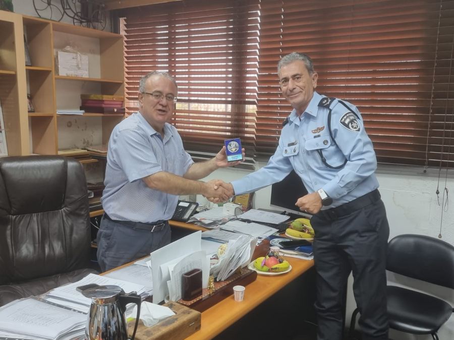 اللواء نتان بوزنا يقوم بزيارة لشرطة الطيرة وبلديتها